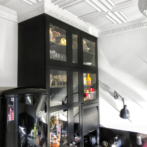 Kök med taklist och takpanel